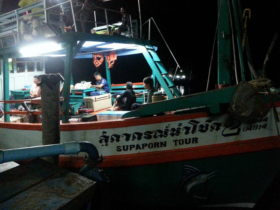 ต่อกันเลยครับ   มาลงเรือกันประมาณ 2 ทุ่ม   :smile: :smile: :smile: