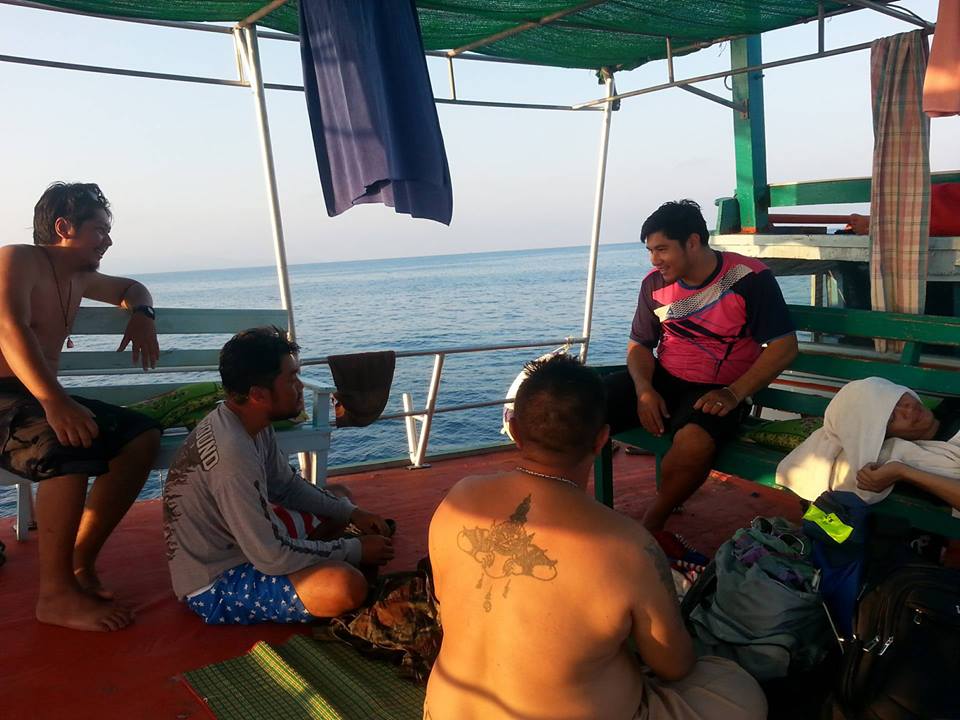 เดินทางกลับตั้งแต่ 7โมงเช้า  ถึง ฝั่งเกือบ 2 ทุ่ม   ครับ    :smile: :smile: :smile: :smile: