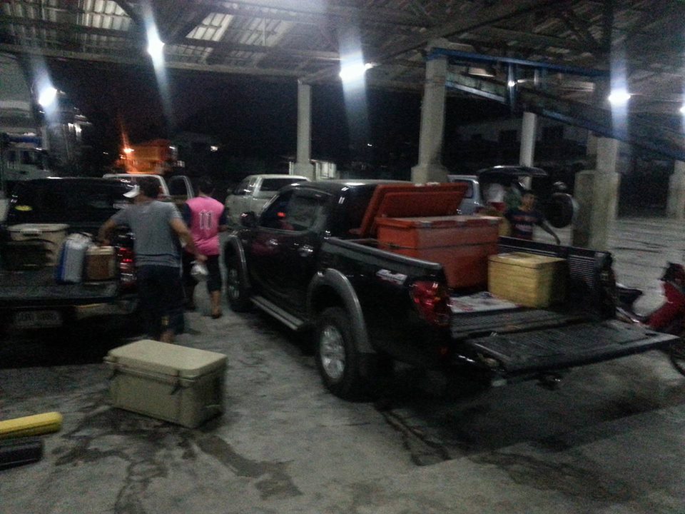 ขนของกลับ  ขนปลากลับ   เหนื่อยล้ากันทุกคน   :smile: :smile: :smile: