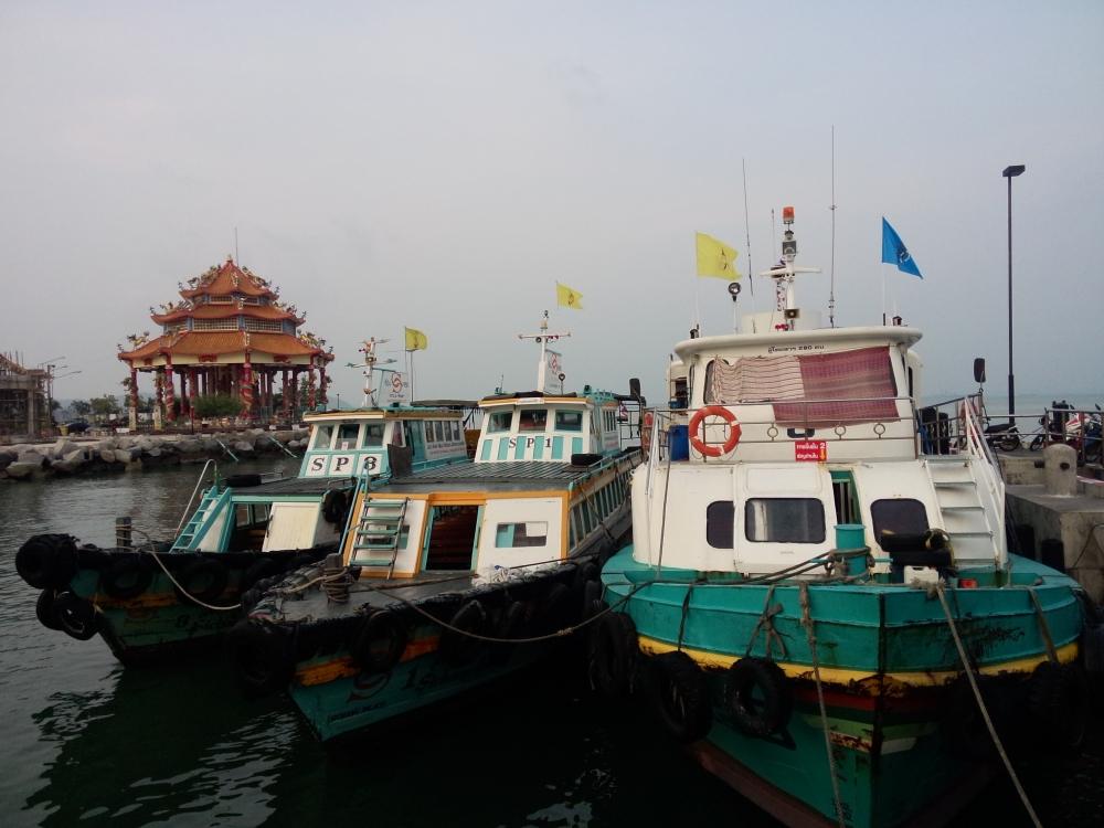 บรรดาเรือข้ามฟากทยอยรอคิวรับส่งพร้อม