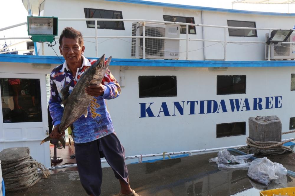 เรือลำนี้และผจก.คนนี้ครับที่พาทีมเราออกไปพบกับความสนุกสนาน
ขอบคุณมากๆครับ :prost: :prost: :prost: