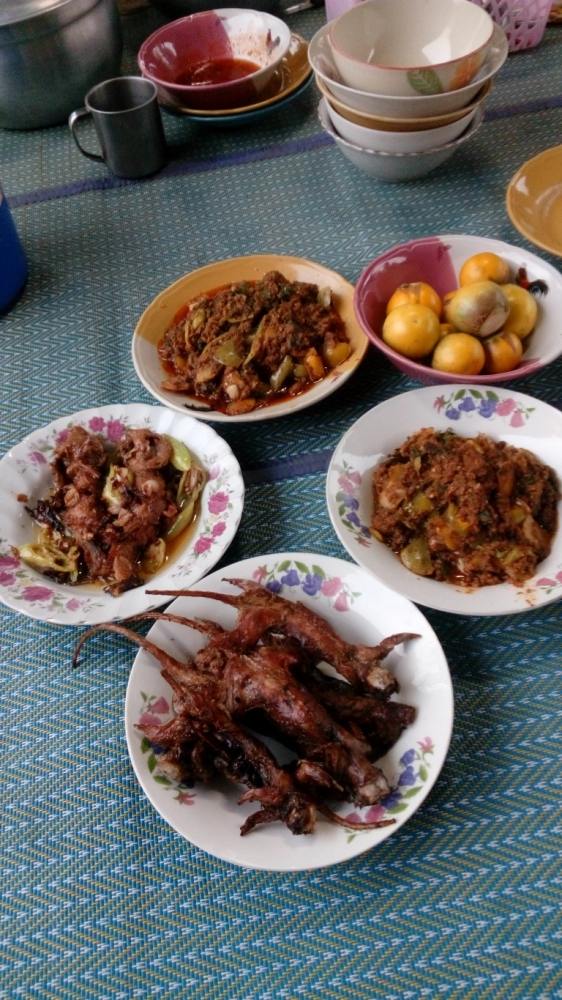 จัดแต่งข้าวให้พี่ๆน้องๆญาติๆได้กิน ตั้งไป 3 วง ส่วนวงเหล้าเอาแต่กับแกล้มข้าวไม่ต้อง 5555