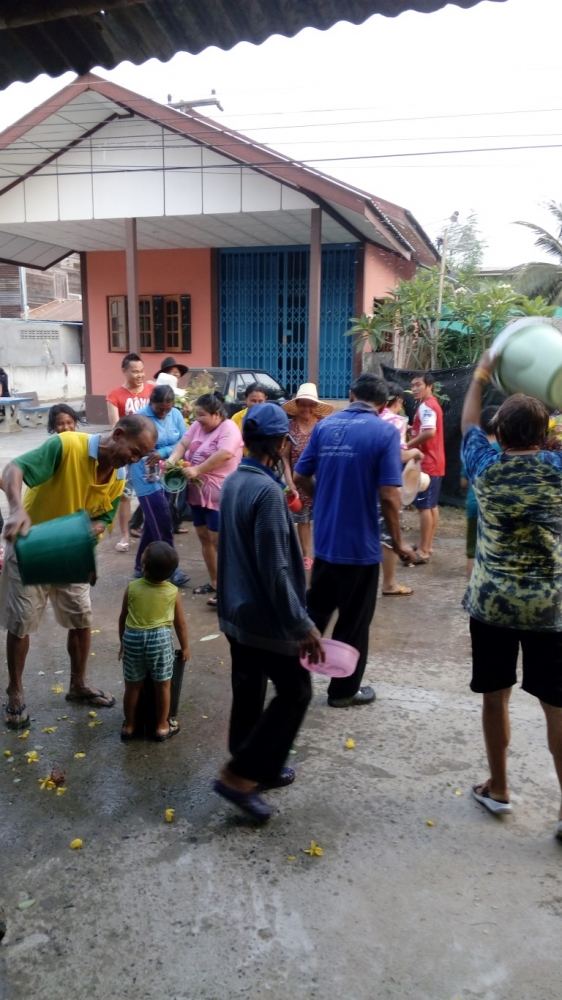 ส่วนน้ำในถังที่เหลือก็จัดการสาดสิครับทั้งพระทั้งชาวบ้านโดนกันทั่วหน้า555 :grin: :grin: