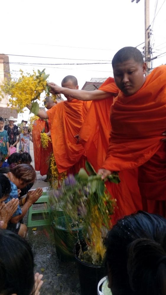 หมดแล้วจ้ากิจกรรมวันสงกรานต์ของผม สุดท้ายนี้ขอให้น้าๆทุกคนมีความสุขร่มเย็นในชีวิตดั่งที่พระท่านพรมน้