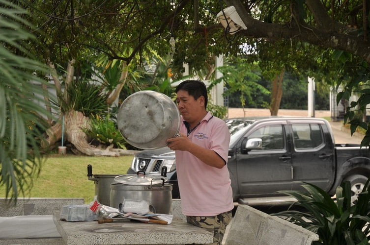 ตักไข่พะโล้ แจกเด็กๆ ที่มารอรับของ