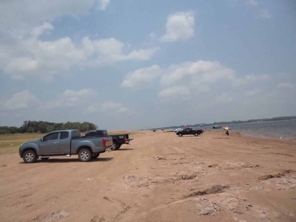  ลงทางขวาขับเลาะตามชายหาดไป นั่นรถใคร น้าสุรินทร์มาถึงก่อนแล้วครับ(ดีแมคออลนิว) แถมมีร่องรอยวีรกรรมข