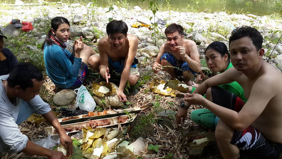 นั่งล้อมวง กินข้าวหลามกันกลางป่าครับ  หมูย่างฝีมือพี่ศักดิ์อร่อยมาก