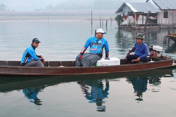 ว่าแล้วก็ลุยกันเลยครับ นี่น้าดิ่ง(หัวเรือ)และน้าจ๋อน(กลางเรือ) คู่แห้วปีที่แล้วครับ ตามกฎของกลุ่มผู้