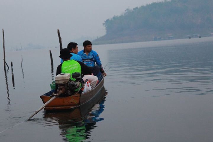 นี่น้าสอง(หัวเรือ)กับน้าต่อ(กลางเรือ) จับฉลากได้คู่เดิมกันเหมือนปีที่แล้วครับ55555 กฎมีอยู่ว่าต้องจั