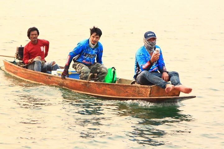 น้าเก่ง(หัวเรือ)กับน้าเกมส์(กลางเรือ)ก็มากันแล้วววว รู้สึกว่าเก็กฮวยยี่ห้อนี่จะมีทุกลำเลยนะครับ55555