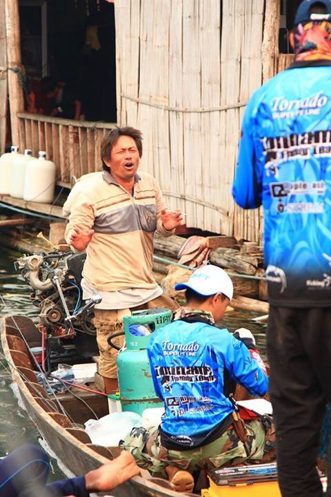 นี่คือไต๋เผือกเจ้าของแพจิราพา ที่พวกเรากินอยู่กันทั้งสามวันสองคืน อาหารอร่อย ดูแลเยี่ยงลูกครับสุดยอด