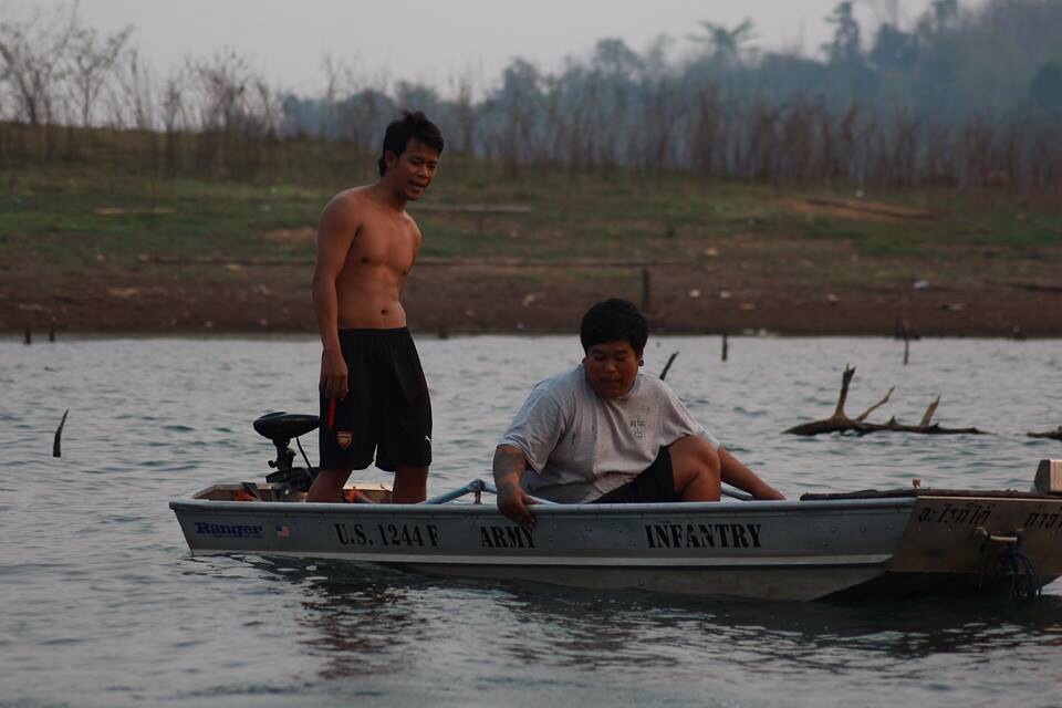 นั่งเรือซึมซับบรรยากาศซะหน่อยครับ  :love: