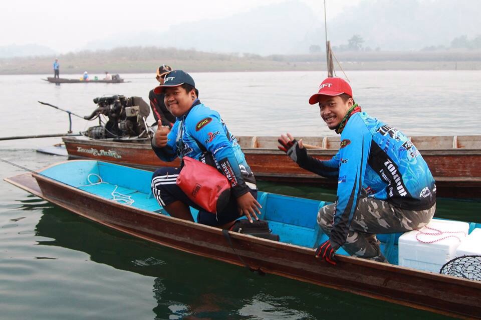 ส่วนภาพนี้คือผมเองครับ(หัวเรือ)กับน้าหยี๋(กลางเรือ) พร้อมลุยกันสุดๆครับ  :grin: :grin: :cheer: