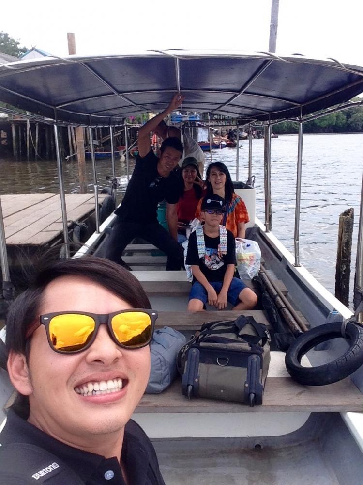 เป็นเรือบริการซึ่งรวมกับค่าที่พักแล้ว การสื่อสารก็

แม่นยำ เพราะชาวบ้านแถวนั้นจะคอยถามเรา

ตลอดว