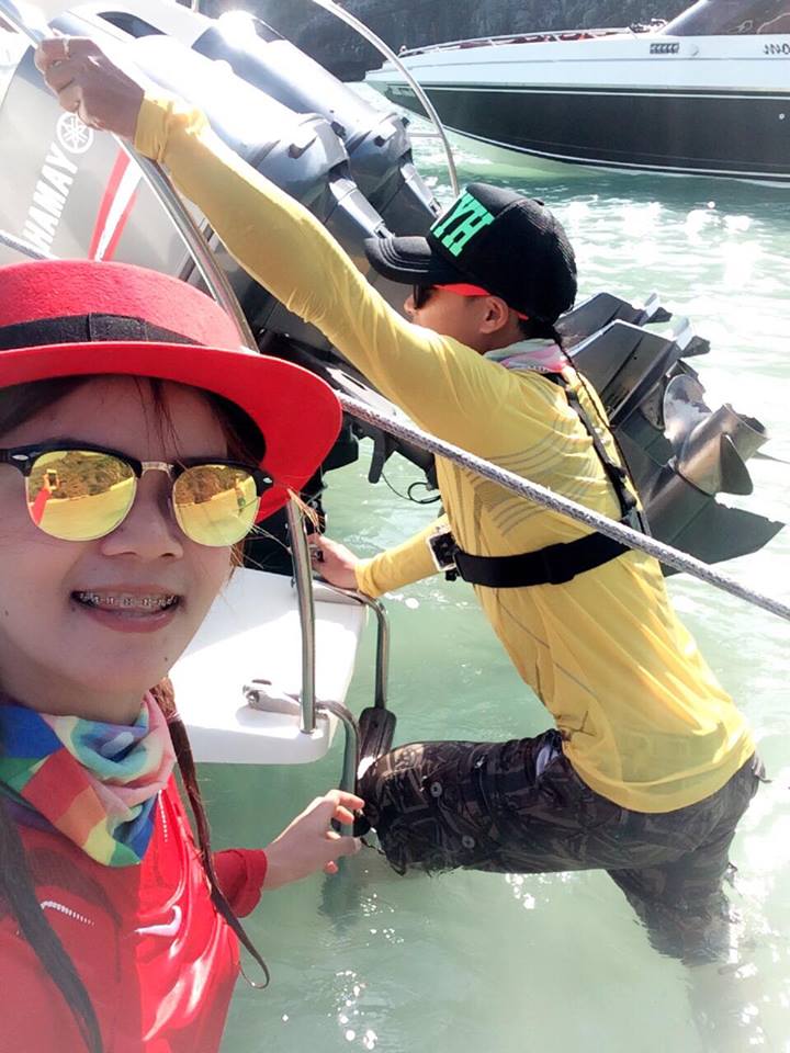                     [b]ทำท่าขึ้นเรือ คนขับเรือมองผม มันทำอะไรของมัน55555 เอาไปโพสในเฟสบุ๊คซิ โม้หน่อ