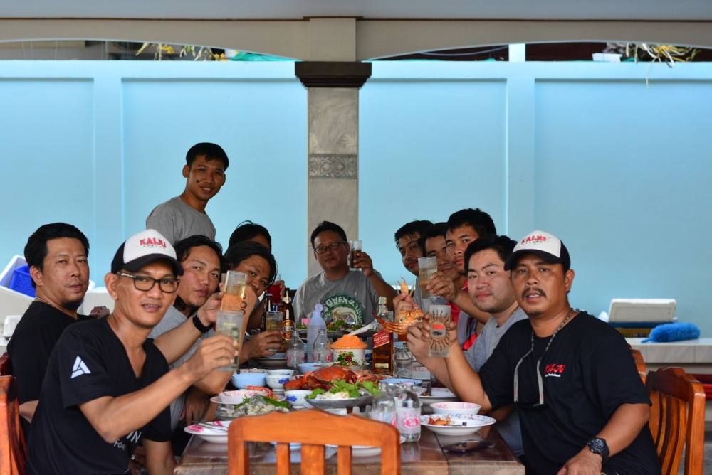 
ผมขอลากันด้วยภาพๆนี้ครับ......
ป.ล ขอบคุณพี่ป้าน้าอา ที่ชมผลงานของผม ผมเพิ่งใด้ลงในหน้ากะดานไม่เท