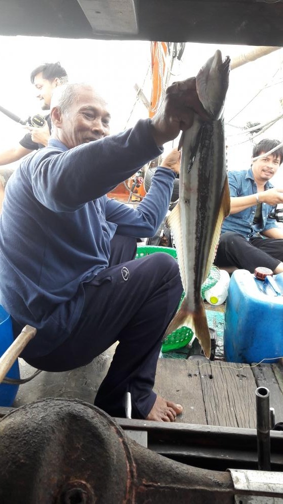 เนื่องจากเรือเล็กมากการที่จะย้ายตัวเองจากท้ายเรือไปหัวเรือค่อนข้างลำบากเลยไม่ค่อยมีรูปถือปลากันสักเท