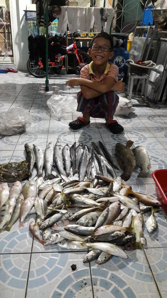 รูปสุดท้าย 
ขับรถไปกลับ 800 กว่าโลคนเดียวก็เพื่อสิ่งนี้เลยคับ
ลูกชายคนเล็ก (จิงมีลูกชายสองคนชอบกิน