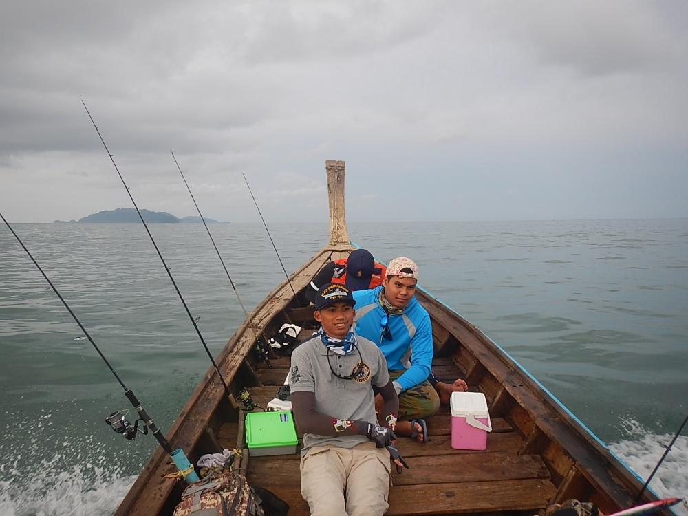 
 [center]ฟ้าเปิดพอประมาณ จนวิ่งเรือออกมาได้สักแปบ ดูเหมือนวันนี้อากาศน่าจะเป็นใจ คือ...ไม่ร้อน  :l