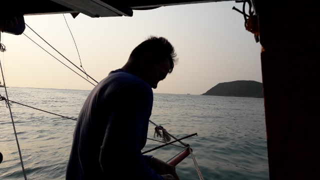 พี่ชายผู้ใจดี ผู้สอนการตกปลาและตกหมึก เป็นไต๋ที่เก่งที่สุดเท่าที่ผมออกทะเลมาแล้ว