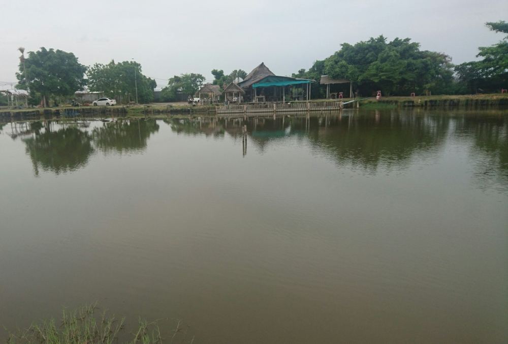 ถึงแล้วววววว ประมาน7โมงคับบ่ออยู่ไม่ไกลแถวๆบ่อหนุ่ม:umh: