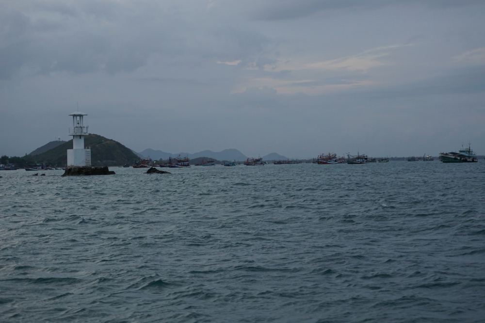 เรือ ส.อานนท์ กำหนดความยาวตัวเองไว้ 13 เมตร...ก็หันหัวออกทางทิศตะวันออกของท่าเทียบเรือ...ทันทีที่เรื