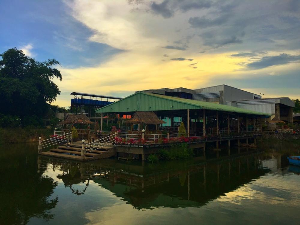 ในบ่อก็มีร้านอาหารริมน้ำบรรยกาศดี ไว้คอยบริการ แต่ผมไม่ได้ทานอาหารในบ่อ เลยไม่รู้ว่ารถชาติอร่อยหรือป