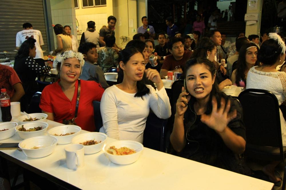  :grin: :grin: :grin:แต่งแข่งกันเต็มที่ ส่วนใหญ่มาในมาดซาตาน หรือ มนุษย์เมียกลายร่างสมบูรณ์แบบครับ :