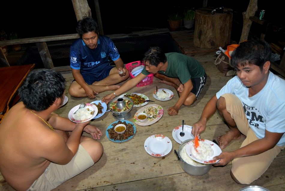  [center]

** กลับมาถึงแพ เสบียงสำรับอาการ.......ถูกส่งมาพร้อมทานได้เลย ไม่ต้องรอ

บริการเป็นกัน