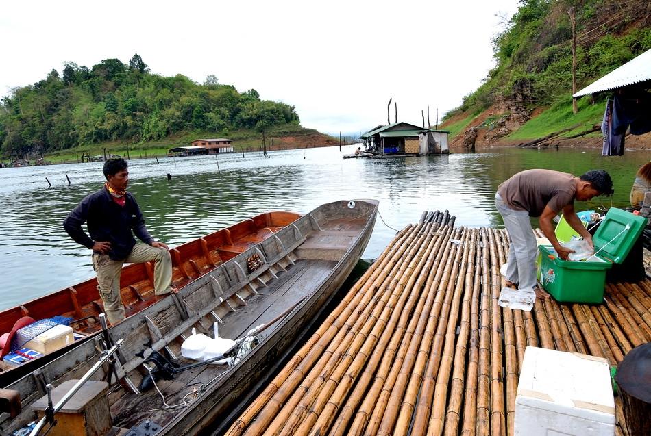  [center]

** เรือตกปลามารอกันแต่เข้าเลย.........คนตกปลาเพิ่งจะตื่น

ไม่ต้องตาม....ไม่ต้องเรียก 