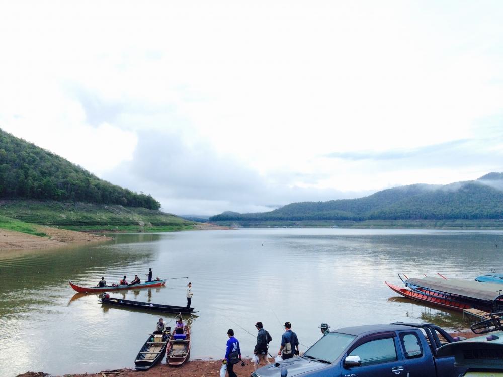 ถึงที่หมายช้าไปหน่อย วันนี้เป็นวันหยุดเรือไต๋ออกเพียบเลยครับ..