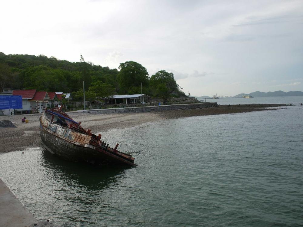 เดินตีปลาหมึกท่าเรือ น้ำวันนี้ไม่ค่อยสวยหมึกเลยไม่ค่อยเข้าครับ ปกติตรงนี้รับแขกเลย วันนี้เงียบ