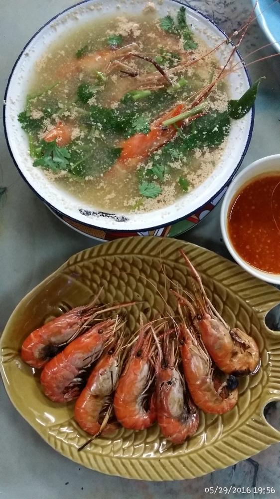 มื้อเยนพอได้กินคัพผม มีแต่ตัวเล้กๆอะ เปนต้มยำกุ้งที่อร่อยที่สุด้ลยคัพ ไข่กุ้งลอยเต้มชาม