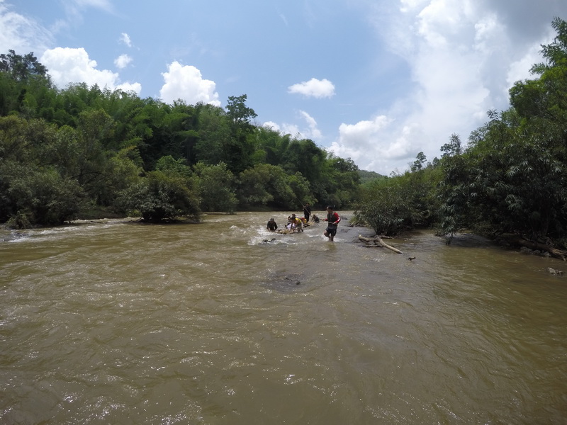 ช่วงน้ำตื้นติดแก่งหินกรวดก็ลงเดินลากแพ
ดูเหมือนเรือคายักจะได้เปรียบทั้งความเร็ว และความปราดเปรียว แ