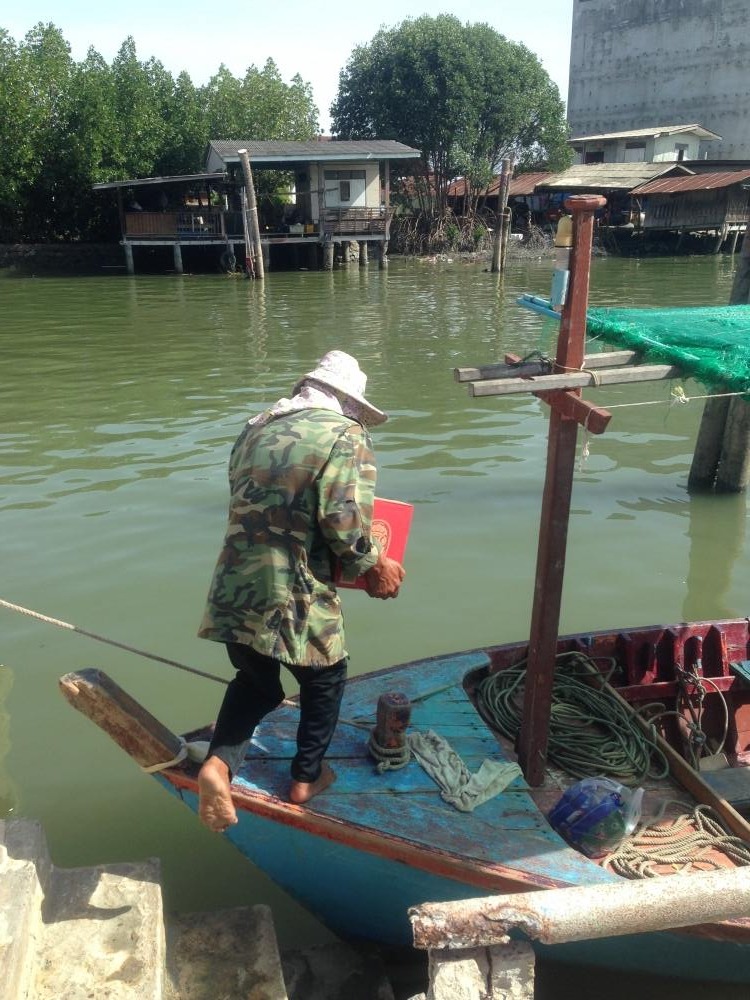 ลำเลียงของลงเรือ สิ่งแรกเลยน้าเต๋าจัดมา1ลัง
น้าเต๋าตะโกนบอกลุงแอ๊ดว่า เอาลังนี้ลงก่อนเลยครับลุงแอ๊ด