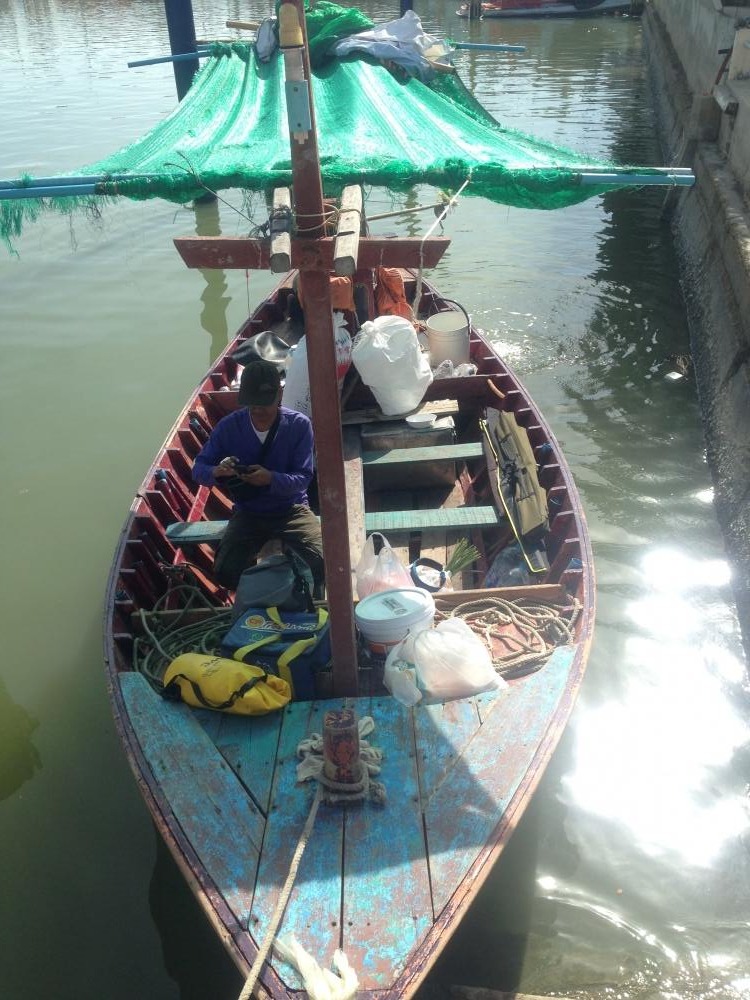 น้าโก ลงไปรับของที่เรือครับ
รู้งานแบ่งหน้าที่กันลงตัวครับ  :laughing: :grin: :laughing: :laughing: 