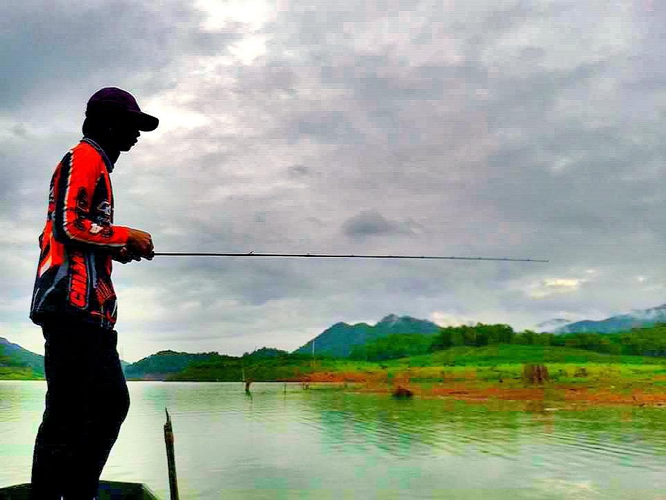 ไหล่เรือตีสุ่มกันไปเลื่อยๆ ครับ เรือเยอะมากครับ เป็น 10 ลำได้เลย :smile: :smile: