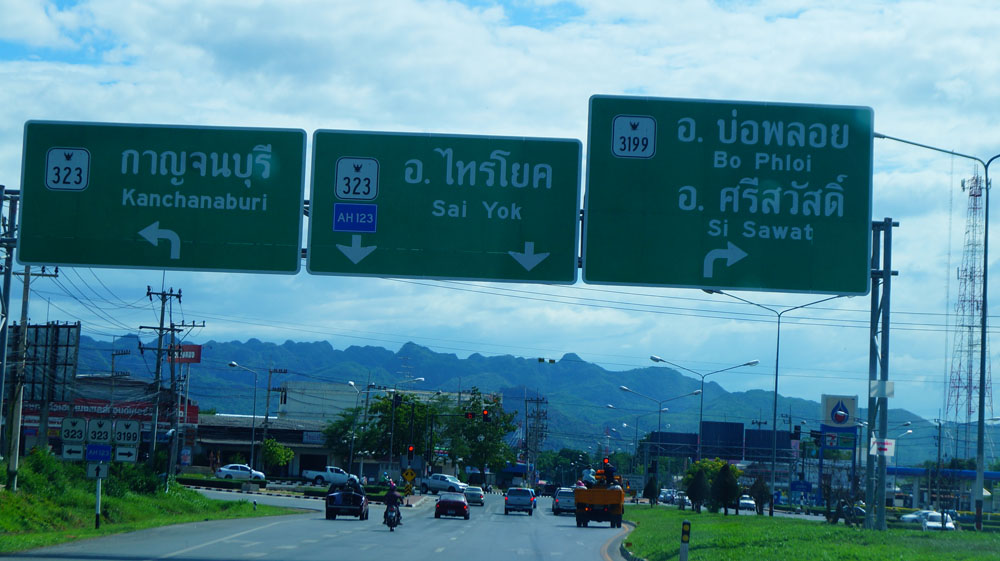 อิ่มหนำสำราญ  มาเจอทางแยก ที่ยากจะติดสินใจเดิน ตรงไปก็สวรรค์ เลี้ยวขวาก็ดุจดังบ้านเกิด :ohno: :ohno: