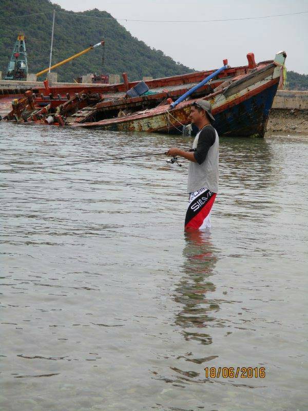 บนสะพานจับแต่ตัวเล็กย้ายลงหาดหน้าที่พักดีกว่า