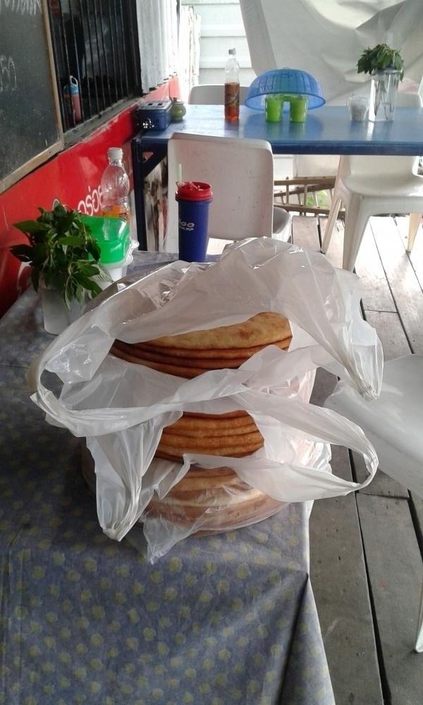  อีกวันนึงครับ ปลา กินดีซื้อเหยื่อมาเก็บใว้เยอะเลยครับ เพื่อจะได้ไปต้องไปซื้อบ่อย  :laughing: