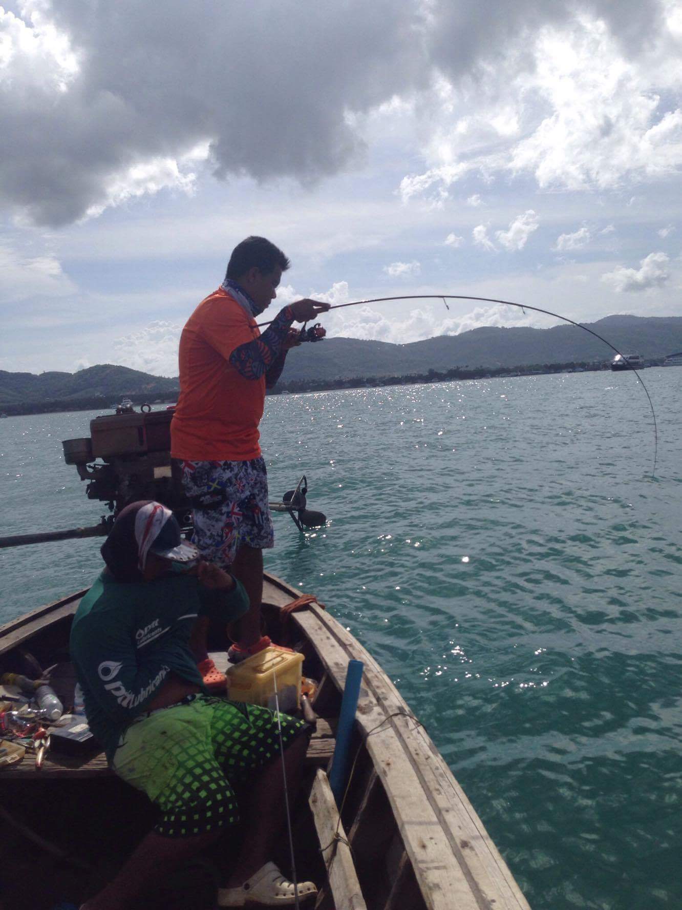 ตัวนี้พาผม วิ่งจากท้ายเรือไปหัวเรือ เอาคันลอดสายสมอ และวิ่งไปท้ายเรืออีกครั้ง หอบเลย  :laughing: :la