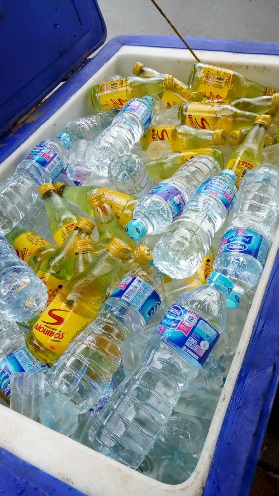 น้ำแข็งฟรีเครื่องดืมฟรีนอกเหนือจากนี้จัดการเอง