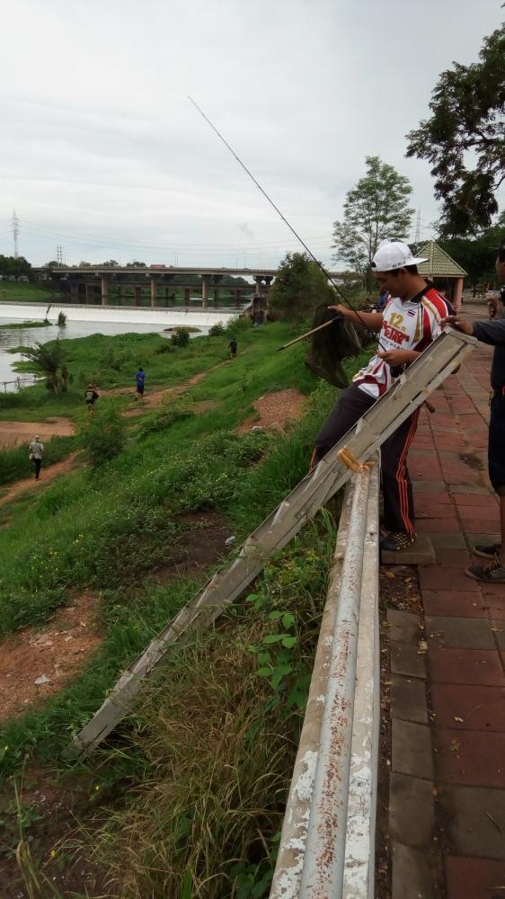 แต่ละคนไม่รีบเลยตามถ่ายรูปแทบไม่ทัน