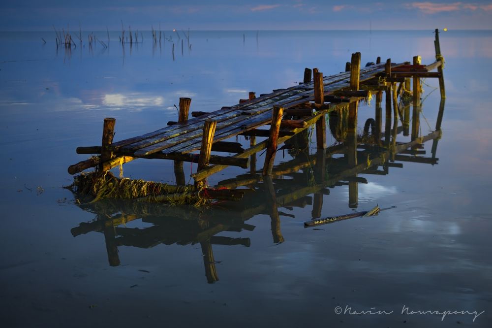 สะพานลอย สภาพชายหาดที่เปลี่ยนเป็นโคลนในระยะเวลาหลายปีมานี้ ทำให้การเข้าออกของเรือเล็กเป็นไปได้อย่างย