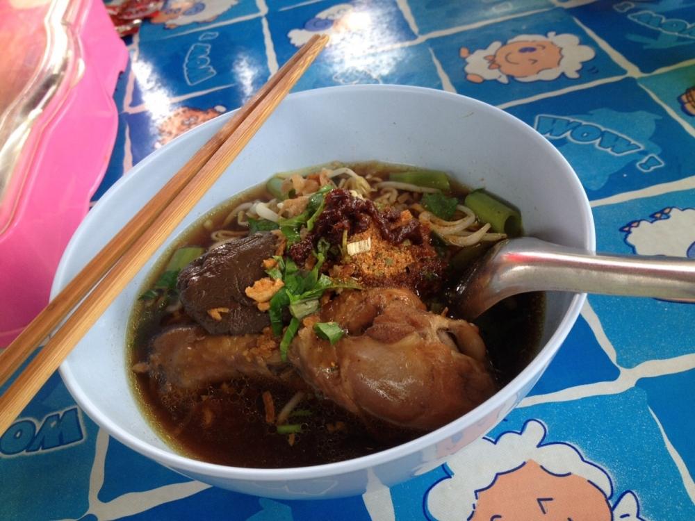 ตกปลาเส็ดก่อนกับต้องแวะหม่ำครับ ก๋วยเตี๋ยวป้าหวาด 

น่าหม่ำป่าวครับ  :umh: :umh: :umh: :umh: