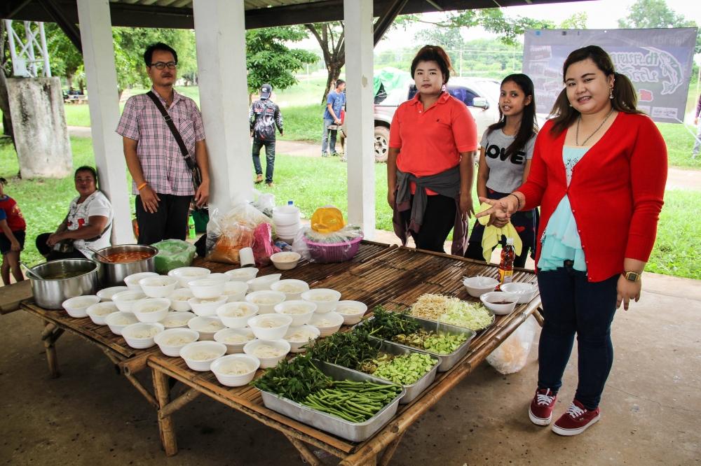 อาหารพร้อม ขอบคุณน้องสาวคนสวย เสื้อแดงครับนำขนมจีนมาเลี้ยงฟรี