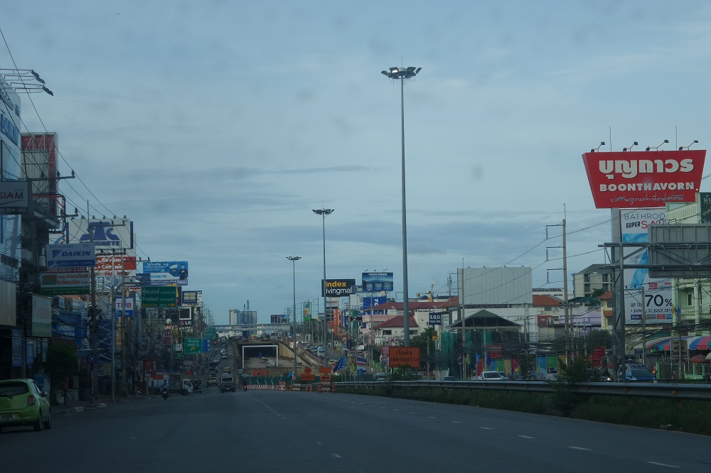 ถนนสุขุมวิท พัทยากลางในวันธรรมดา รถโล่งดีแท้ หากเป็นวันหยุดเสาร์ อาทิตย์นี่ ติดยาวๆกันเลยที่เดียวครั