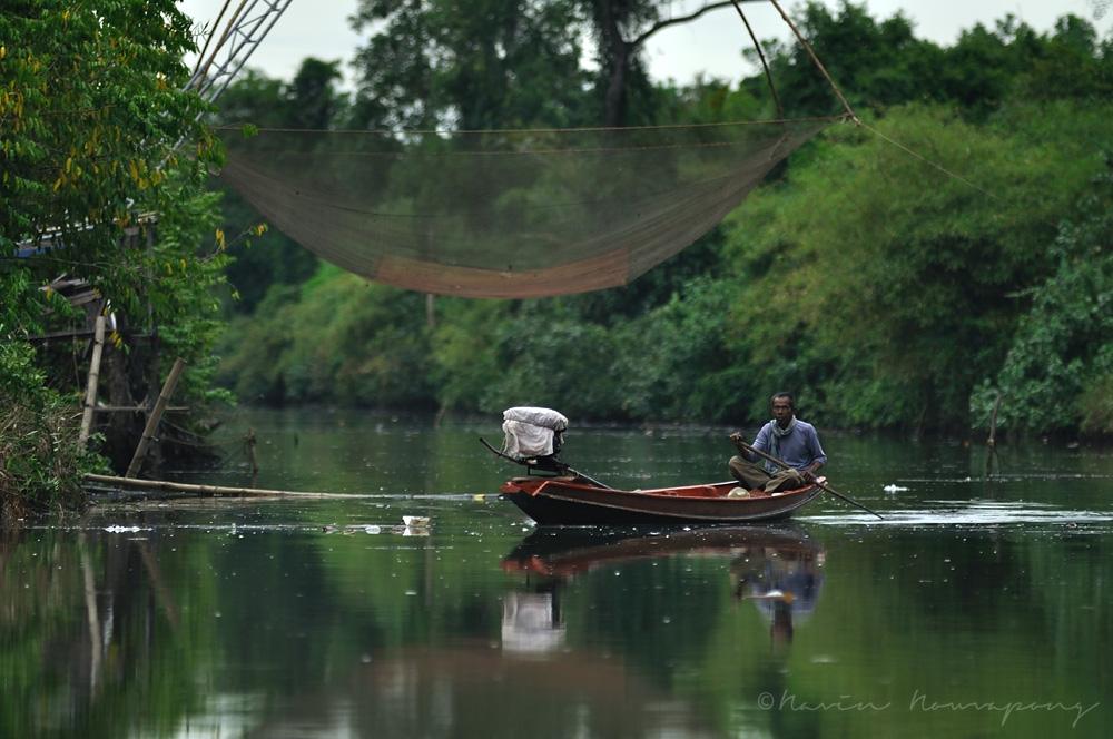 คลองสายนี้หลายปีก่อนผมเอาเรือลงตกกุ้งเป็นประจำ ปัจจุบันไม่เหลือสภาพนี้ให้เห็นแล้วครับต้นไม่ชายน้ำถูก