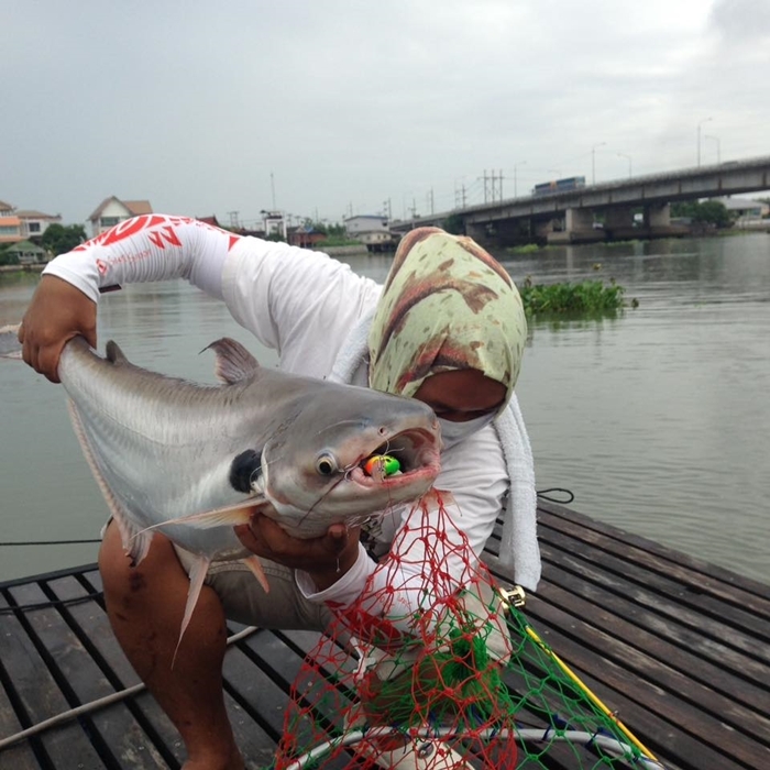 เหตุการณ์นี้ พีค สุด ผมพึ่งเอา เรือลงน้ำ น้าบอมตีข้างมุมแลม เป็นเรือเหล็กเก่า  
 
โดนเทโพ ไซร์ 7 -