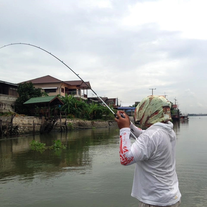 หลังจาก จบเทโพหน้าแลม ออกเรือมา ตรงข้ามแลม เห็นลูกปลาว่าย แตกตื้น ผมบอกน้าบอมส่ง ผิวน้ำไปทักทาย สิ 
